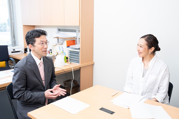 「タッチケアに手遅れはない」と山口さん。「タッチで伝わる気持ちに評価はなく、存在を丸ごと大切にできる」と小堺さん。 「タッチケアに手遅れはない」と山口さん。「タッチで伝わる気持ちに評価はなく、存在を丸ごと大切にできる」と小堺さん。