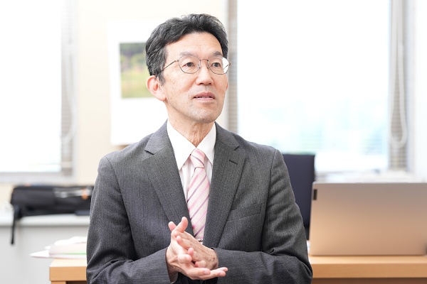 「ウィスコンシン大学の研究によると、言葉や映像よりも、ハグなどのふれ合いが一番早くストレスを癒やす」と山口さん。 「ウィスコンシン大学の研究によると、言葉や映像よりも、ハグなどのふれ合いが一番早くストレスを癒やす」と山口さん。