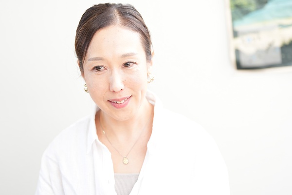 「毎朝の一瞬のハイタッチが、大切な家族時間だった」と振り返る小堺さん。 「毎朝の一瞬のハイタッチが、大切な家族時間だった」と振り返る小堺さん。