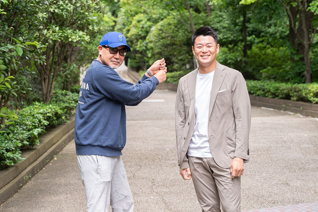 元横浜DeNAベイスターズの高森勇旗氏（右）と楠木建氏（左）との対談。楠木氏は筋金入りのベイスターズファンだ（写真：稲垣純也、以下同）