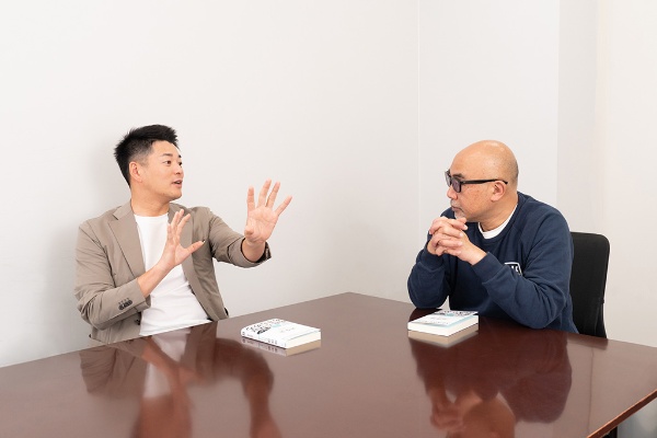 「行動」できるようになるにはどうすればいいかを語る高森勇旗氏(左)と楠木建氏(右)(写真:稲垣純也、以下同)