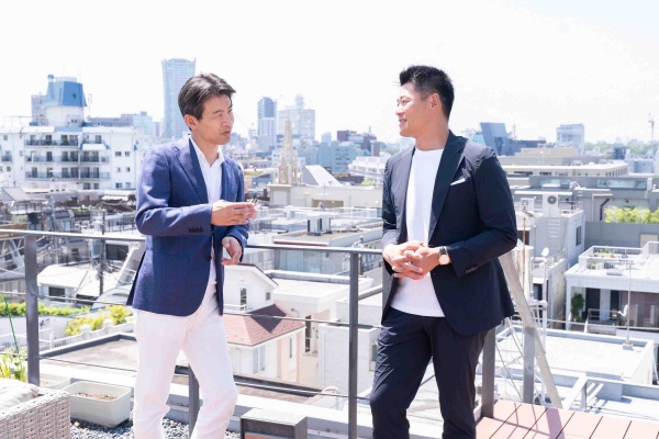 河野英太郎氏(左)と高森勇旗氏(右)による対談(写真:稲垣純也、以下同)