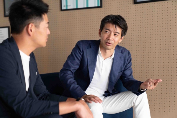 <b>河野英太郎(こうの・えいたろう)株式会社アイデミー取締役執行役員COO 株式会社Eight Arrows代表取締役 グロービス経営大学院客員准教授</b><br>1973年、岐阜県生まれ。東京大学文学部卒業。グロービス経営大学院修了(MBA)。電通、アクセンチュアを経て、2002年から2019年までの間、日本アイ・ビー・エムにてコンサルティングサービス、人事部門、専務補佐、若手育成部門長、AIソフトウェア営業部長を歴任。2017年には複業として株式会社Eight Arrowsを創業し、代表取締役に。2019年、AI/DX/GX人材育成最大手の株式会社アイデミーに参画。現在、取締役執行役員COOを務める。