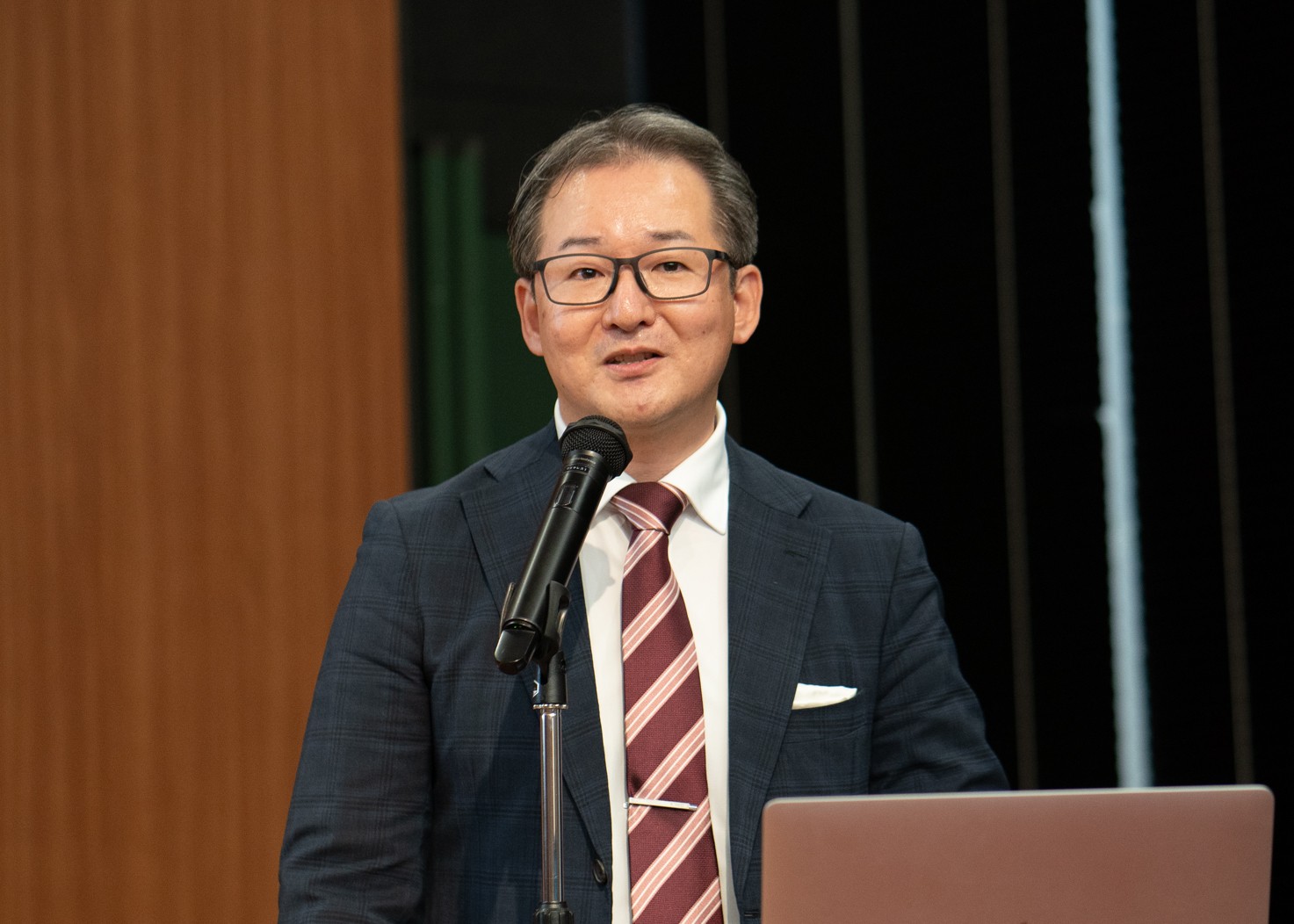 「書店をやめて貸しビルにしたほうがいい、という意見は社内にもありましたが、本の街・神田神保町のランドマークとしてあり続けたい、という意見のほうが勝りました」と語る亀井社長（写真：尾関祐治）