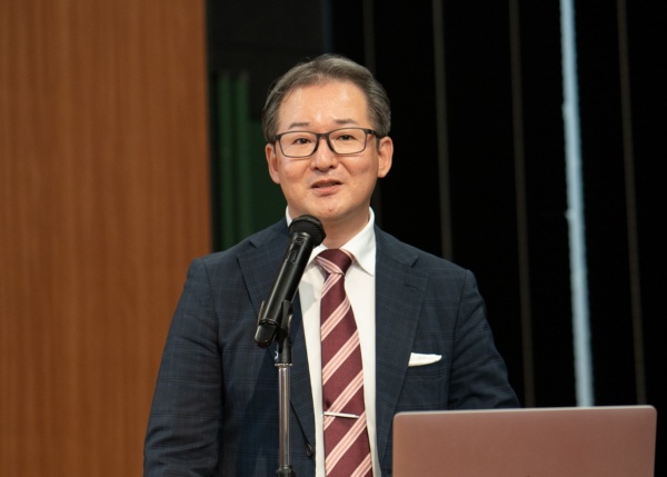 「書店をやめて貸しビルにしたほうがいい、という意見は社内にもありましたが、本の街・神田神保町のランドマークとしてあり続けたい、という意見のほうが勝りました」と語る亀井社長(写真:尾関祐治) 「書店をやめて貸しビルにしたほうがいい、という意見は社内にもありましたが、本の街・神田神保町のランドマークとしてあり続けたい、という意見のほうが勝りました」と語る亀井社長(写真:尾関祐治)