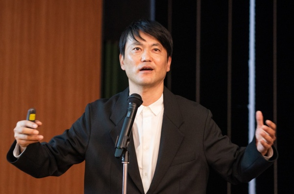 新店舗の内装デザインを手掛けた長谷川豪氏(写真:尾関祐治) 新店舗の内装デザインを手掛けた長谷川豪氏(写真:尾関祐治)