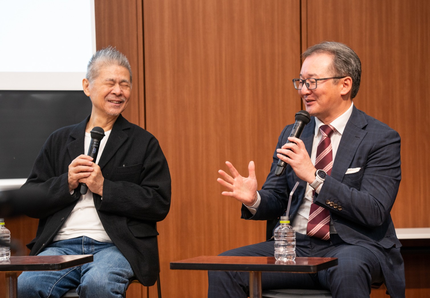 「書店をモノ消費の場として考えると行き詰まるので、いかにコト消費化するか」が重要と語る糸井氏（左）と亀井社長