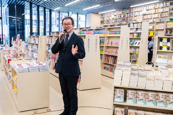「お客様の知的好奇心をくすぐることこそリアル書店の魅力として最大化すべきだろう、と。そのための“仕掛け”を新店舗には随所にちりばめました」と語る亀井社長 「お客様の知的好奇心をくすぐることこそリアル書店の魅力として最大化すべきだろう、と。そのための“仕掛け”を新店舗には随所にちりばめました」と語る亀井社長
