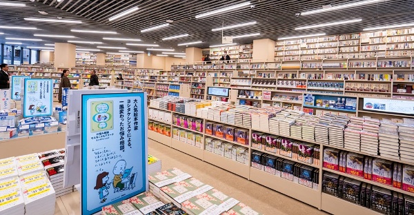 リニューアルオープンした三省堂書店 神田神保町本店1階の店内 リニューアルオープンした三省堂書店 神田神保町本店1階の店内