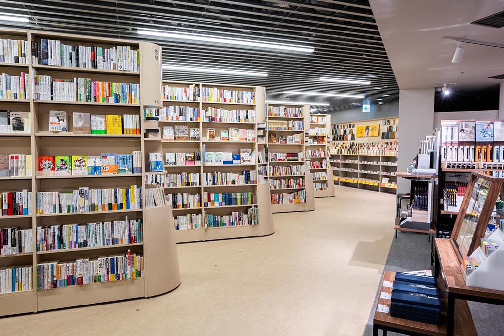 三省堂書店 神田神保町本店 ついつい店内を回りたくなる新しい“仕掛け