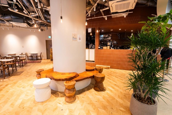 3階にあるカフェ「喫茶ちそう」。店名には、三省堂書店145年の歴史の「地層」や「ごちそう」といった意味が込められている。店内を歩き疲れたら、ぜひ一休みしたい 3階にあるカフェ「喫茶ちそう」。店名には、三省堂書店145年の歴史の「地層」や「ごちそう」といった意味が込められている。店内を歩き疲れたら、ぜひ一休みしたい
