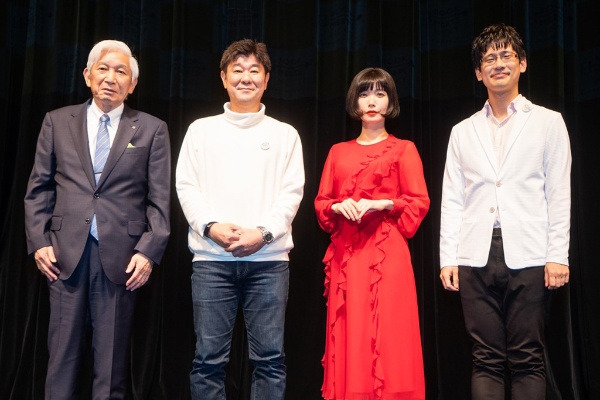 「秋の読書推進月間」オープニングイベント(紀伊國屋ホール)の壇上に立った「秋の読書推進月間」運営委員会委員長の高井昌史氏(紀伊國屋書店会長兼社長)、神永学さん(ミステリー作家)、川上未映子さん(芥川賞作家)、渡辺祐真さん(書評家)(写真左から順) 「秋の読書推進月間」オープニングイベント(紀伊國屋ホール)の壇上に立った「秋の読書推進月間」運営委員会委員長の高井昌史氏(紀伊國屋書店会長兼社長)、神永学さん(ミステリー作家)、川上未映子さん(芥川賞作家)、渡辺祐真さん(書評家)(写真左から順)