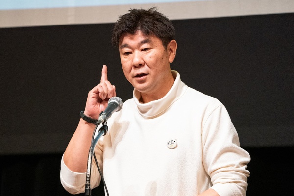 「昨今、出版不況と言われて久しいですが、僕はそんなに悲観していません。確かに、売り上げは落ち込んでいるかもしれませんが、書店員さんの熱、本好きの方の熱は失われていないと思うからです」 「昨今、出版不況と言われて久しいですが、僕はそんなに悲観していません。確かに、売り上げは落ち込んでいるかもしれませんが、書店員さんの熱、本好きの方の熱は失われていないと思うからです」
