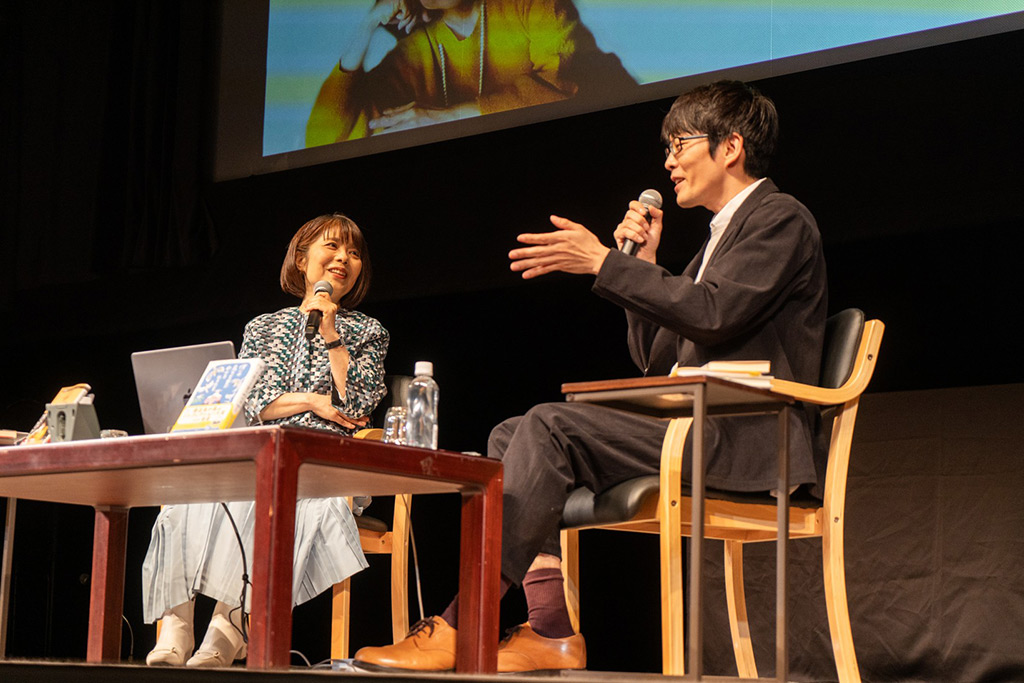 「今は、かつてないほどに、eメールやSNSで文章を書いて他者とコミュニケーションする時代。だからこそ、言葉を大切に使って“言葉の足腰”を鍛えたい」と語る俵さん（左）