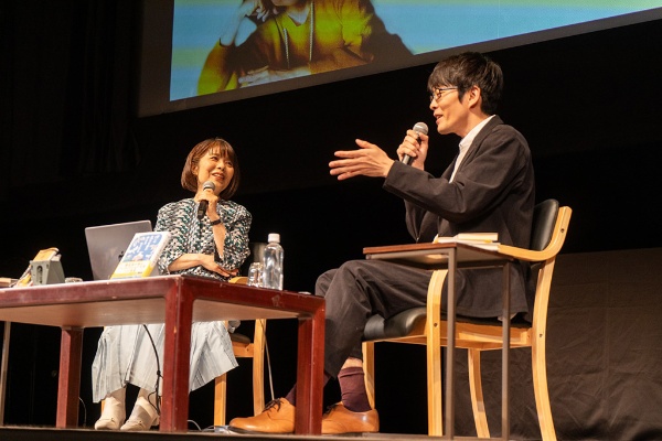 「今は、かつてないほどに、eメールやSNSで文章を書いて他者とコミュニケーションする時代。だからこそ、言葉を大切に使って“言葉の足腰”を鍛えたい」と語る俵さん(左) 「今は、かつてないほどに、eメールやSNSで文章を書いて他者とコミュニケーションする時代。だからこそ、言葉を大切に使って“言葉の足腰”を鍛えたい」と語る俵さん(左)