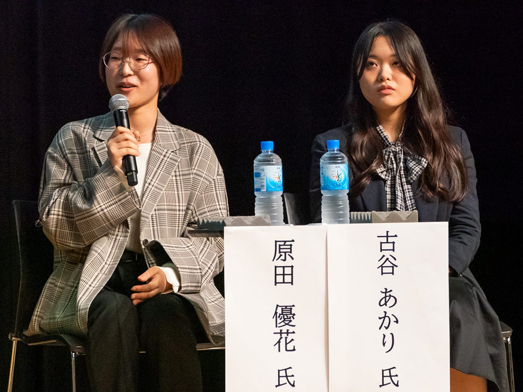 日本で唯一、商業出版をサポートする学生サークル「出版甲子園」の2人（東京大学前期教養学部文科三類2年の原田優花さん［写真左］と、千葉県立保健医療大学健康科学部看護学科3年の古谷あかりさん［写真右］）