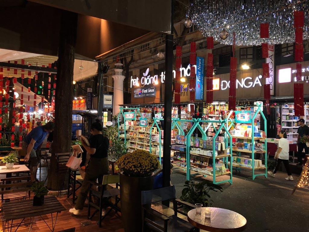 ホーチミンのブックストリートの様子。両側にたくさんの本屋さんが並んでいる（増田ユリヤさん提供）