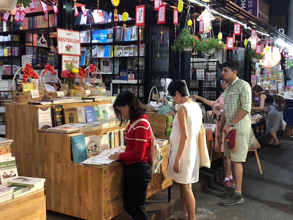 夜なのにお客さんが絶えず、本屋さんも夜9時ごろまで開いている（増田ユリヤさん提供）