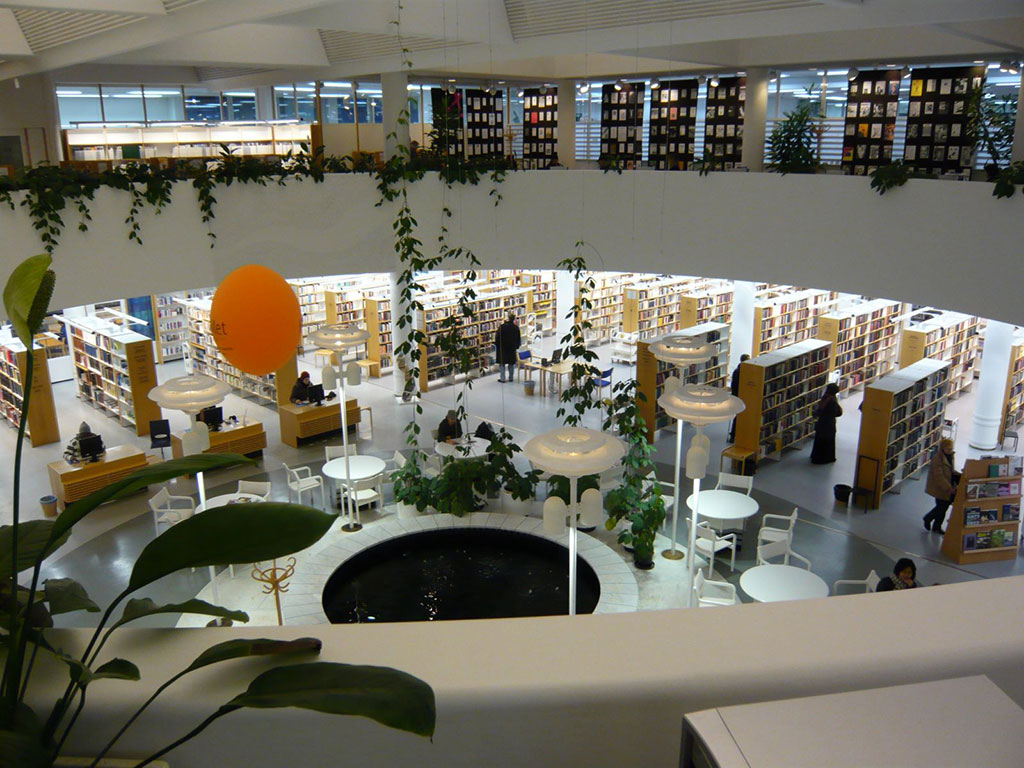 「一般の市中の図書館の内部です。吹き抜けでひろびろとした空間です」（増田ユリヤさん提供）