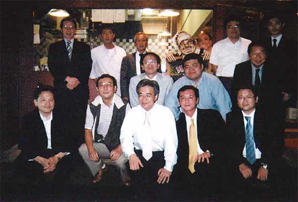 再生推進室のメンバー、弁護士・会計士チームで撮った社員。中列右から2人目が筆者(写真=鹿沼グループ提供)