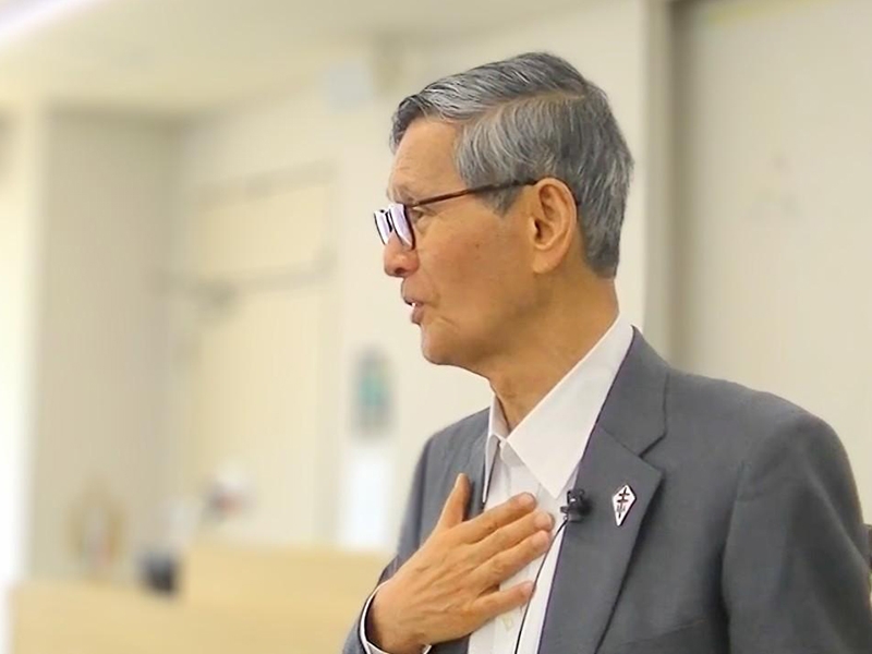 公益財団法人結核予防会理事長、政府・新型コロナウイルス感染症対策分科会元会長/1949年生まれ。自治医科大学卒業(第1期生)。医師、医学博士。伊豆諸島や都内での地域医療などを経て、1990年から世界保健機関(WHO)に勤務。1999年WHO西太平洋地域事務局長。2009年帰国。独立行政法人地域医療機能推進機構(JCHO)理事長などを経て、2022年公益財団法人結核予防会理事長。2009年政府の新型インフルエンザ対策本部専門家諮問委員会委員長。2020年2月、厚生労働省新型コロナウイルス感染症対策アドバイザリーボード構成員、新型コロナウイルス感染症対策専門家会議副座長。同年3月、基本的対処方針等諮問委員会(のちに基本的対処方針分科会)会長(2023年8月31日まで)。2020年7月~2023年8月、新型コロナウイルス感染症対策分科会会長。最新刊は『1100日間の葛藤』(日経BP、科学ジャーナリスト賞2024優秀賞受賞)。(写真提供:今井むつみ)