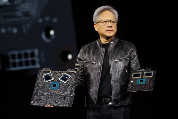エヌビディアのジェンスン・ファンCEO(最高経営責任者)。ハードウエアだけでないしたたかな戦略でGPUをAI半導体の標準として定着させた(写真:エヌビディア)