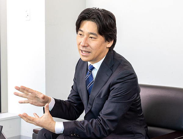 「演じることから逃げてはいけない」と語る豊島晋作氏（写真：小西範和）