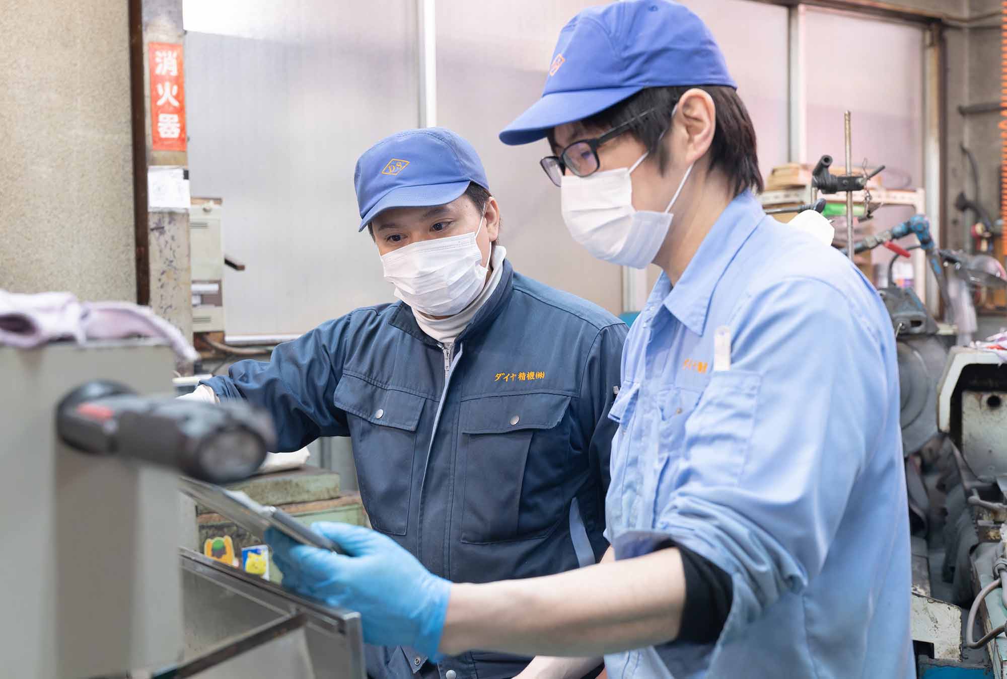 社員同士が年齢などの垣根を越えて教え合う「思いやり運動」(写真:稲垣純也)