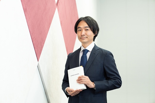 「長い目で見たタイパを考えて、難しい本にも挑戦してほしい」と言う名藤さん 「長い目で見たタイパを考えて、難しい本にも挑戦してほしい」と言う名藤さん