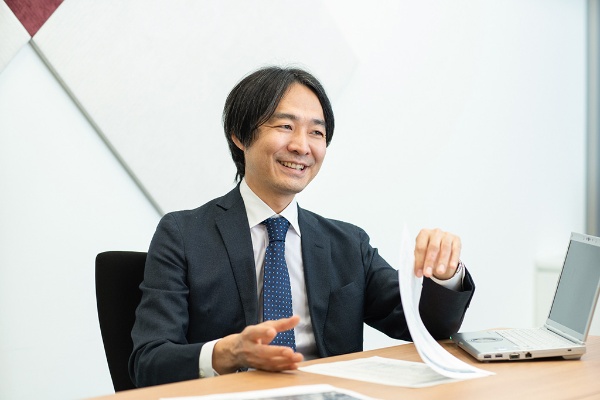コンサルタントを目指す社員に向けた「最初の10冊」リストを用意しているという名藤さん コンサルタントを目指す社員に向けた「最初の10冊」リストを用意しているという名藤さん