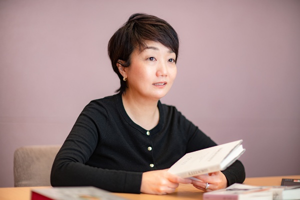 「『はてしない物語』は、大人が読んでも深い感銘を受けると思います」と話す磯貝さん 「『はてしない物語』は、大人が読んでも深い感銘を受けると思います」と話す磯貝さん
