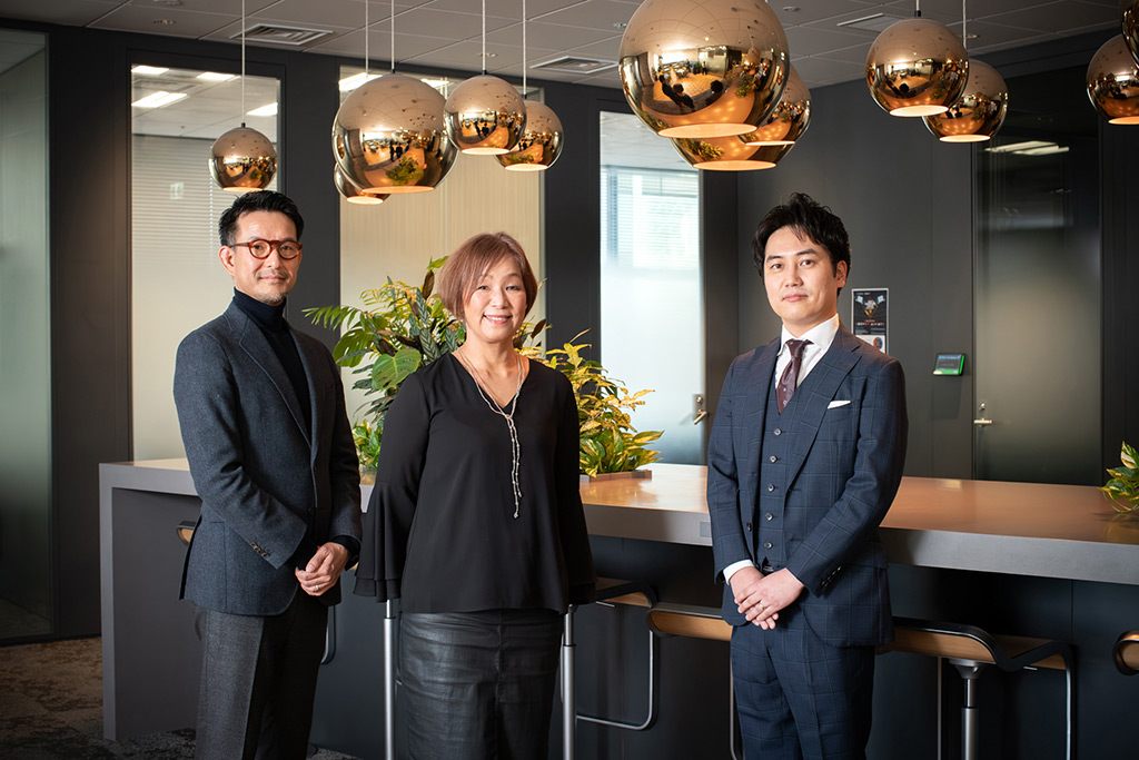 マーサーの3人にお薦めの本を聞いた。左から諸橋峰雄さん、ヘレラ純代さん、河本裕也さん。諸橋さんは前編に登場（写真：品田裕美）