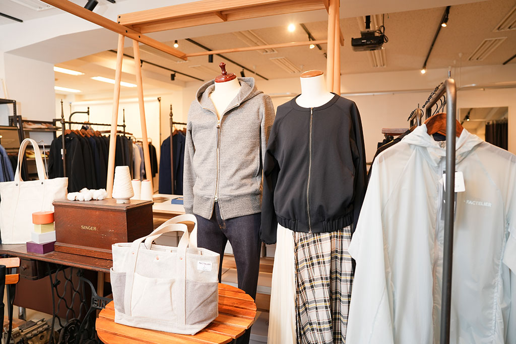 ファクトリエでは工場と直接取引をすることによって、高品質の商品を販売している（取材を行ったファクトリエ銀座店）