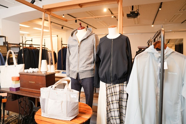 ファクトリエでは工場と直接取引をすることによって、高品質の商品を販売している(取材を行ったファクトリエ銀座店) ファクトリエでは工場と直接取引をすることによって、高品質の商品を販売している(取材を行ったファクトリエ銀座店)
