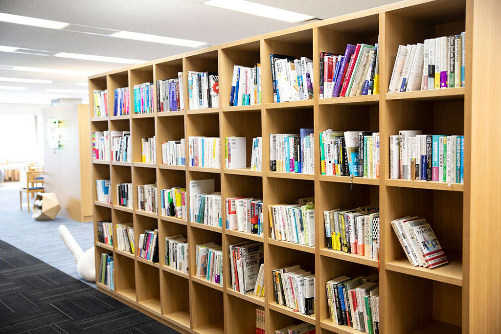 オフィスの本棚には、過去の課題図書や社員が持ち寄った本が並んでいる