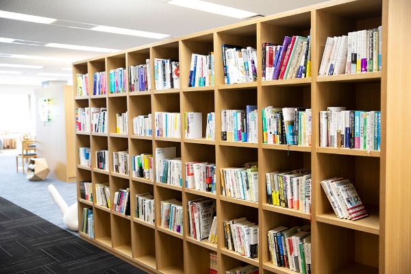 オフィスの本棚には、過去の課題図書や社員が持ち寄った本が並んでいる オフィスの本棚には、過去の課題図書や社員が持ち寄った本が並んでいる