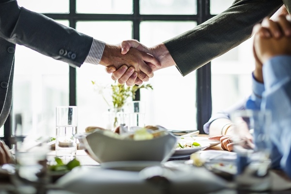 「一緒に仕事をしたい」と思われるためには「人間力」が必要(Rawpixel.com/shutterstock.com) 「一緒に仕事をしたい」と思われるためには「人間力」が必要(Rawpixel.com/shutterstock.com)