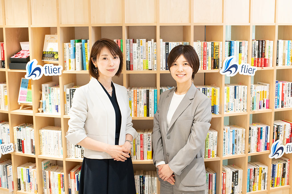 フライヤー執行役員CCOの久保彩さん（写真左）とCS Opsリーダーの市原由佳さん