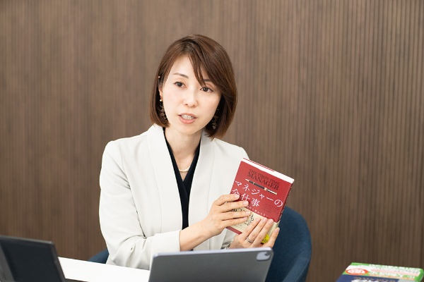 「経営陣と目線を合わせて対話ができる『共通言語』が必要だと考えました」と話す久保さん 「経営陣と目線を合わせて対話ができる『共通言語』が必要だと考えました」と話す久保さん