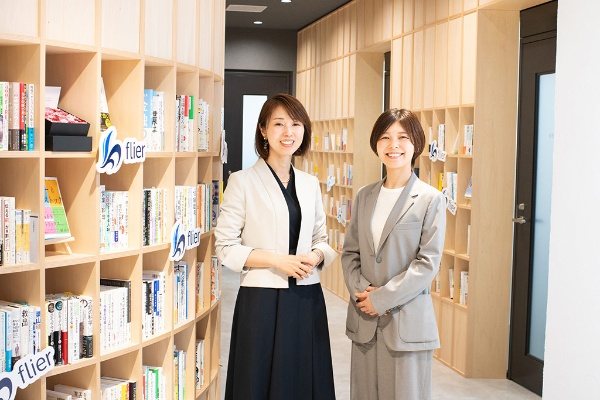 フライヤー執行役員CCOの久保彩さん(写真左)とCS Opsリーダーの市原由佳さん フライヤー執行役員CCOの久保彩さん(写真左)とCS Opsリーダーの市原由佳さん