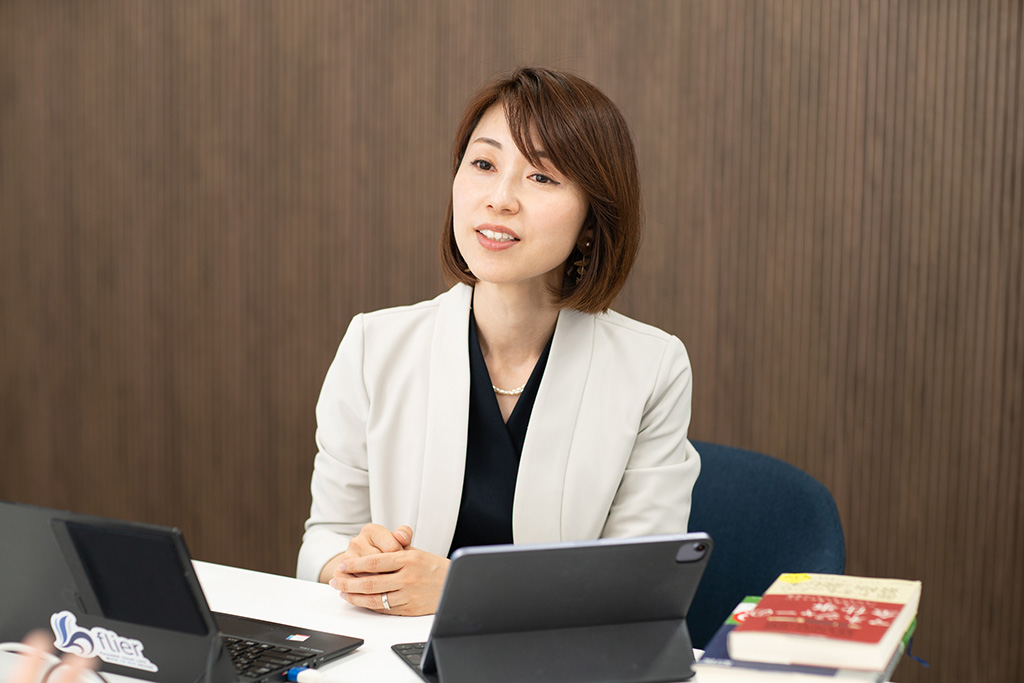 「現場のマネジャーが、自分はどういうリーダーで、今のチームはどういった状態なのかを把握する必要があります」と話す久保さん