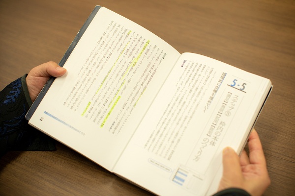 橋爪さんが読んだ『The Art of Marketing マーケティングの技法』には、参考となる場所にたくさんマーカーが引かれている 橋爪さんが読んだ『The Art of Marketing マーケティングの技法』には、参考となる場所にたくさんマーカーが引かれている