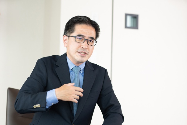 「AIは産業やビジネスに幅広く浸透しています」と話す森さん 「AIは産業やビジネスに幅広く浸透しています」と話す森さん
