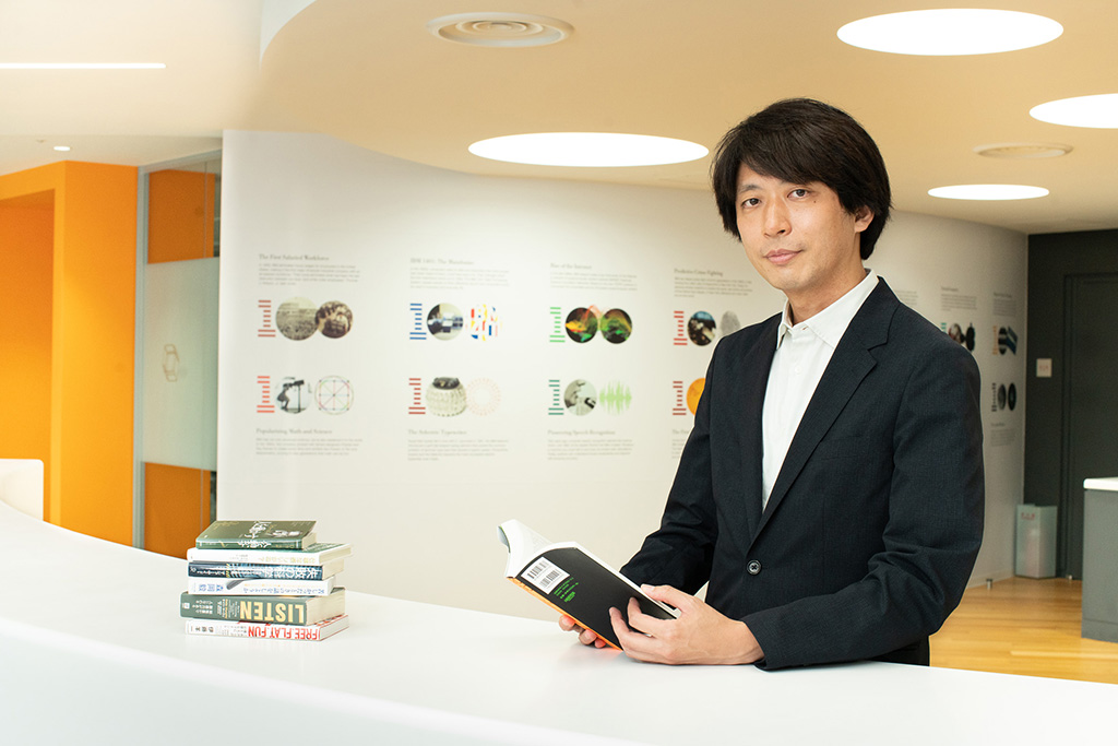 「パッションあふれる伊藤羊一さんの文章を読んでいると、仕事に対するモチベーションが上がります」と言う新矢さん