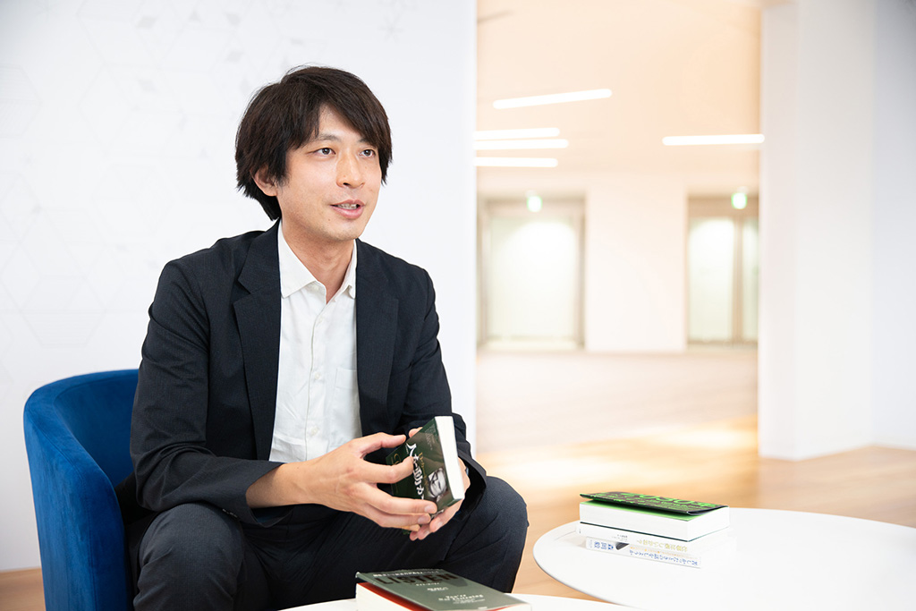 「チーム運営で試行錯誤している人は『人を動かす』を読んでほしい」と言う新矢さん 「チーム運営で試行錯誤している人は『人を動かす』を読んでほしい」と言う新矢さん