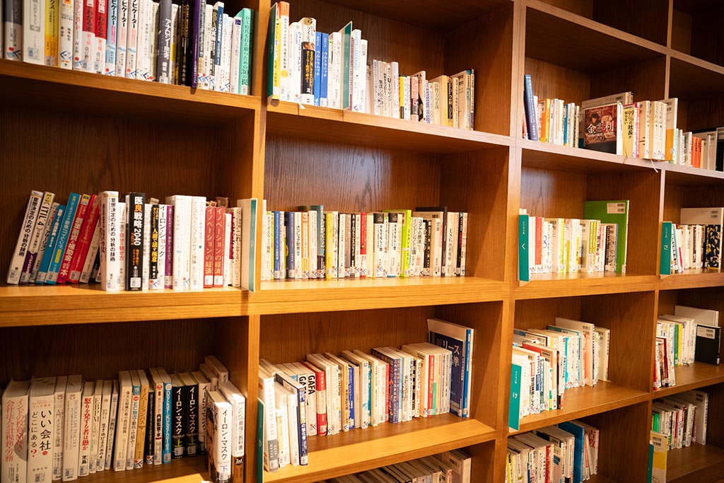 ツバメ図書館には、経営や経済、会計・税務、システム開発などさまざまなジャンルの本がそろっている ツバメ図書館には、経営や経済、会計・税務、システム開発などさまざまなジャンルの本がそろっている