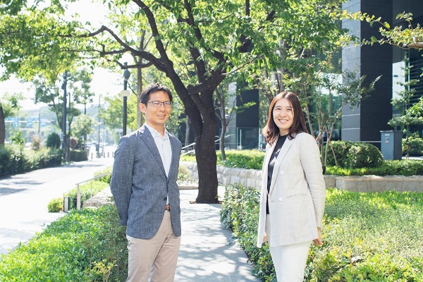 丸紅経済研究所の阿部賢介さん(写真左)と宮森映理子さん 丸紅経済研究所の阿部賢介さん(写真左)と宮森映理子さん