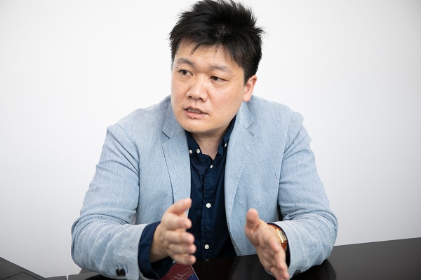 「日本では人的資本がないがしろにされ、働く社員たちの意欲も低い」と説明する津田さん 「日本では人的資本がないがしろにされ、働く社員たちの意欲も低い」と説明する津田さん