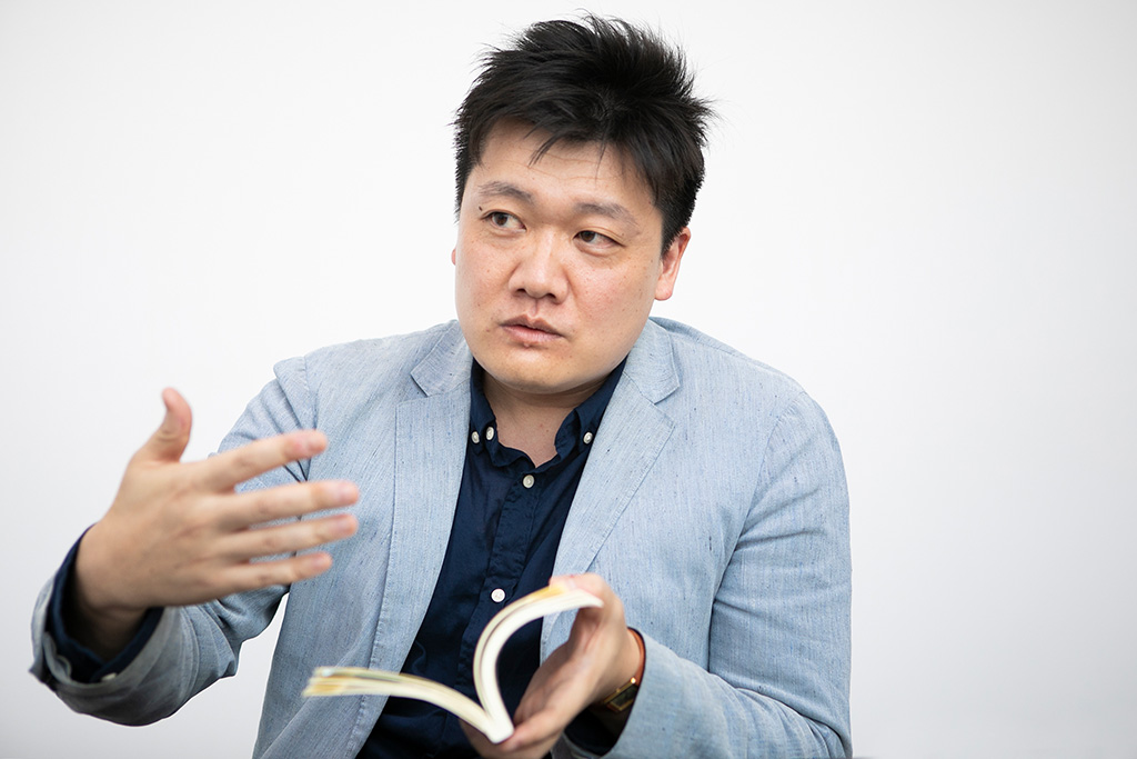 「『心理学的経営』では、大企業病を打破するのは『無秩序』であると説いています」と話す津田さん 「『心理学的経営』では、大企業病を打破するのは『無秩序』であると説いています」と話す津田さん
