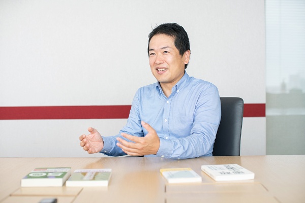 「普遍的な価値を提供するものをいろいろと知っておくと、異業種、他業界のビジネスパーソンだけではなく、海外の人とも話が通じやすくなります」と話す松岡洋平さん 「普遍的な価値を提供するものをいろいろと知っておくと、異業種、他業界のビジネスパーソンだけではなく、海外の人とも話が通じやすくなります」と話す松岡洋平さん
